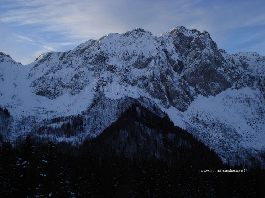 Partenza mattutina dal rifugio Cimon della Bagozza