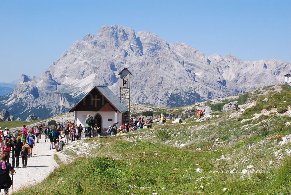 Cappelletta sotto le pareti sud delle Tre Cime di Lavaredo