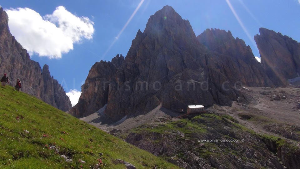 Il rifugio VIcenza 2256 m al giro del Sassolungo