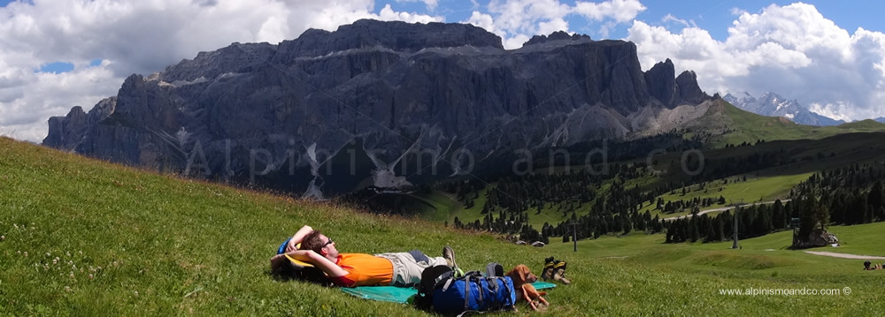 Rifugio Comici e vista sul Gruppo del Sella